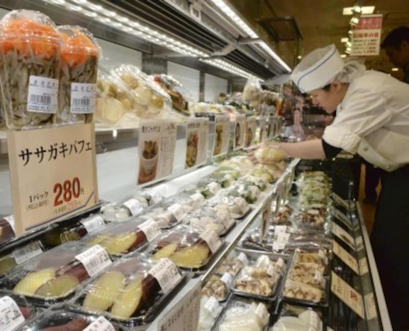 完全に調理された惣菜だけでなく、野菜を蒸したり焼いたりした「半調理品」も人気 写真:読売新聞/アフロ
