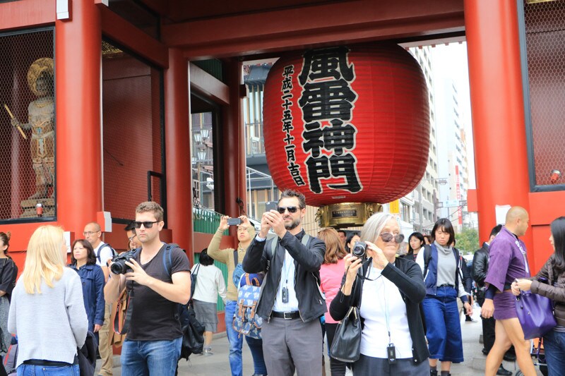 常に多くの外国人観光客でにぎわう浅草・雷門 写真:つのだよしお/アフロ