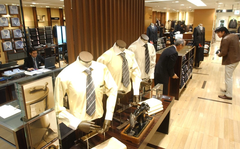 スーツ、ワイシャツをはじめ、全フロアに紳士物が並ぶ、伊勢丹メンズ館 写真:読売新聞/アフロ