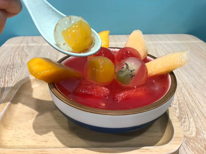 透明なゼリーの中に入ったスイーツがおしゃれ