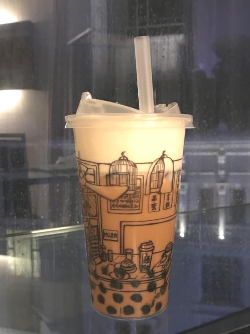 昔ながらの茶餐店の店内のイラストが描かれたパッケージが可愛い