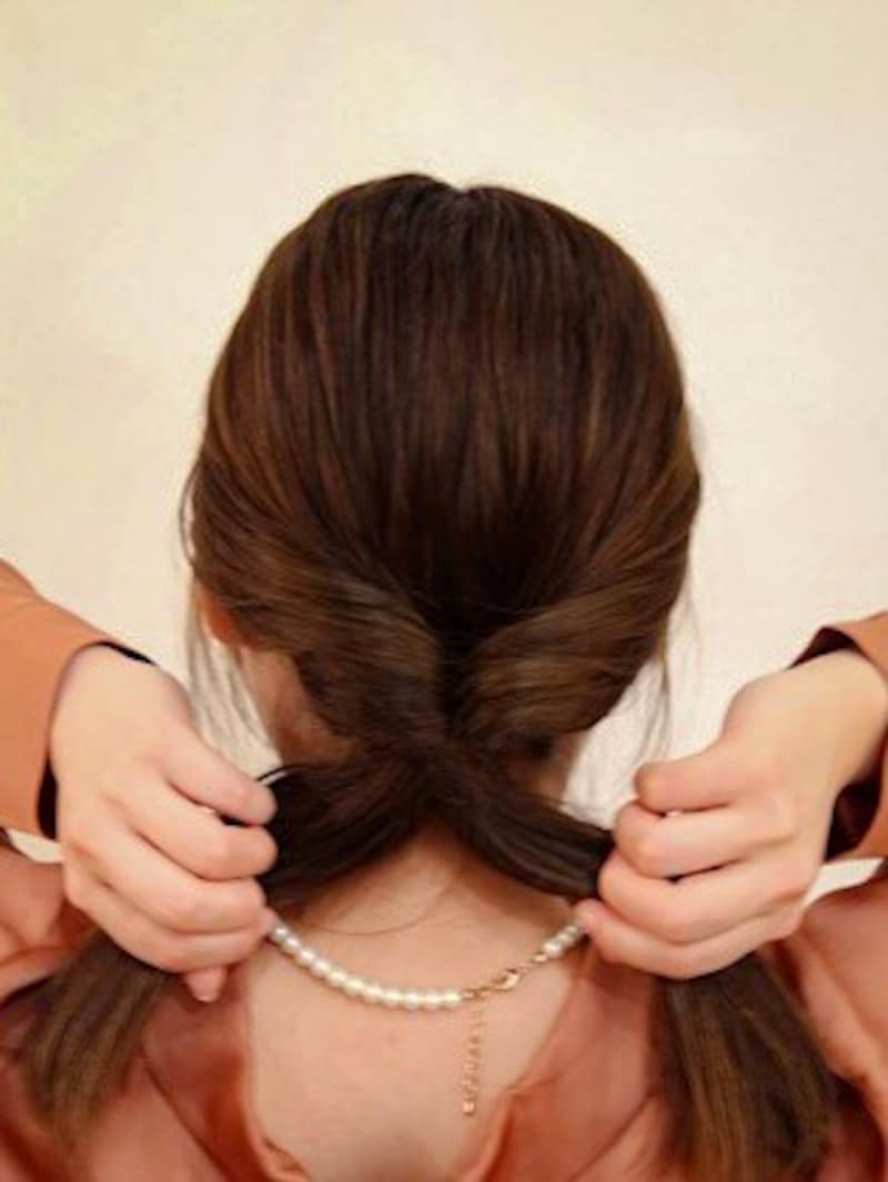 くるりんぱした毛束は少しきつめにしっかり引っ張ります