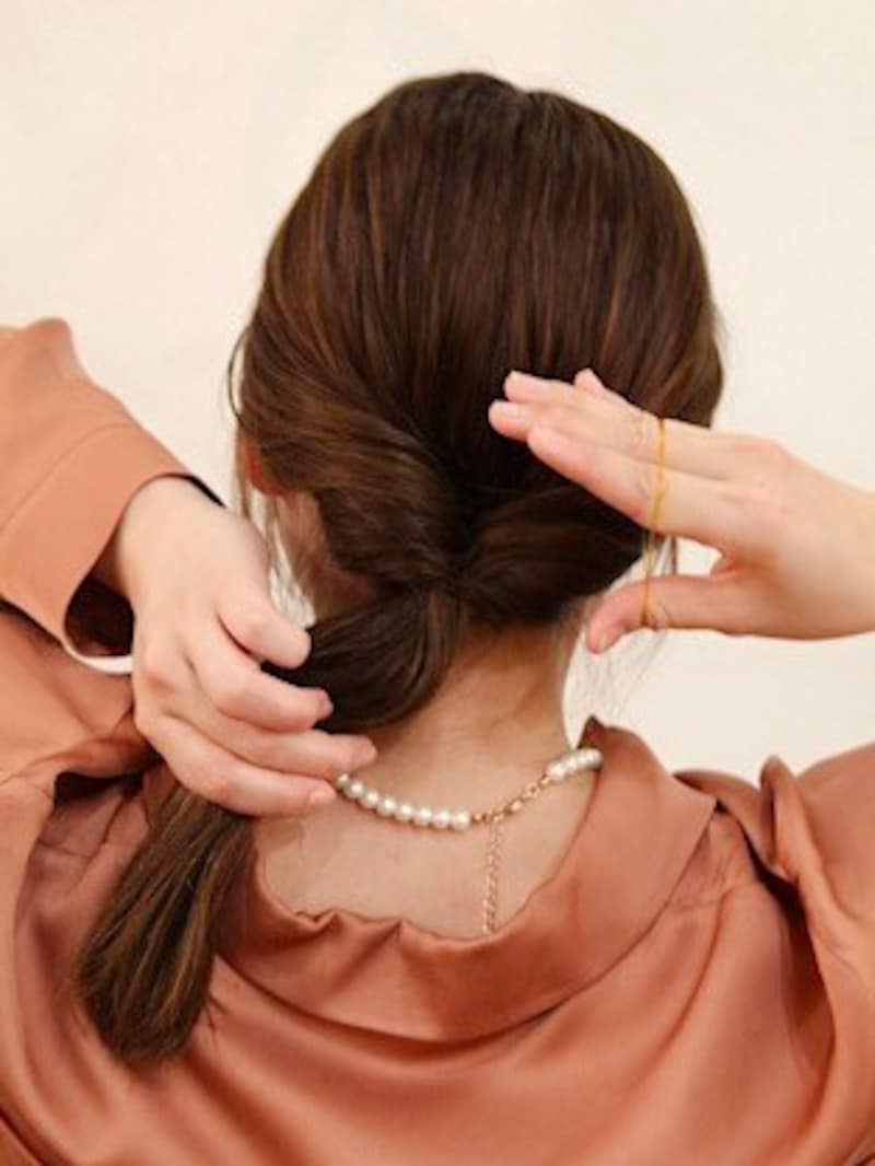 毛束を三等分するイメージの場所でとめてください