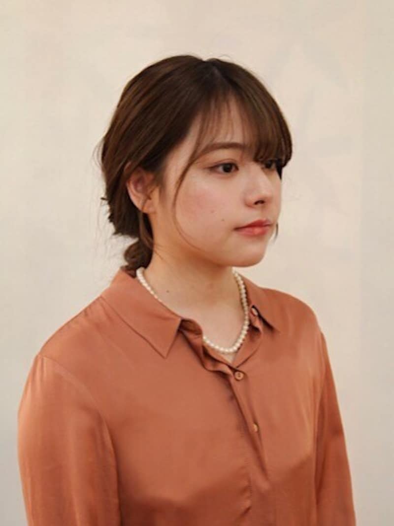 ひとつ結びをする前に、顔周りの後れ毛はとっておく