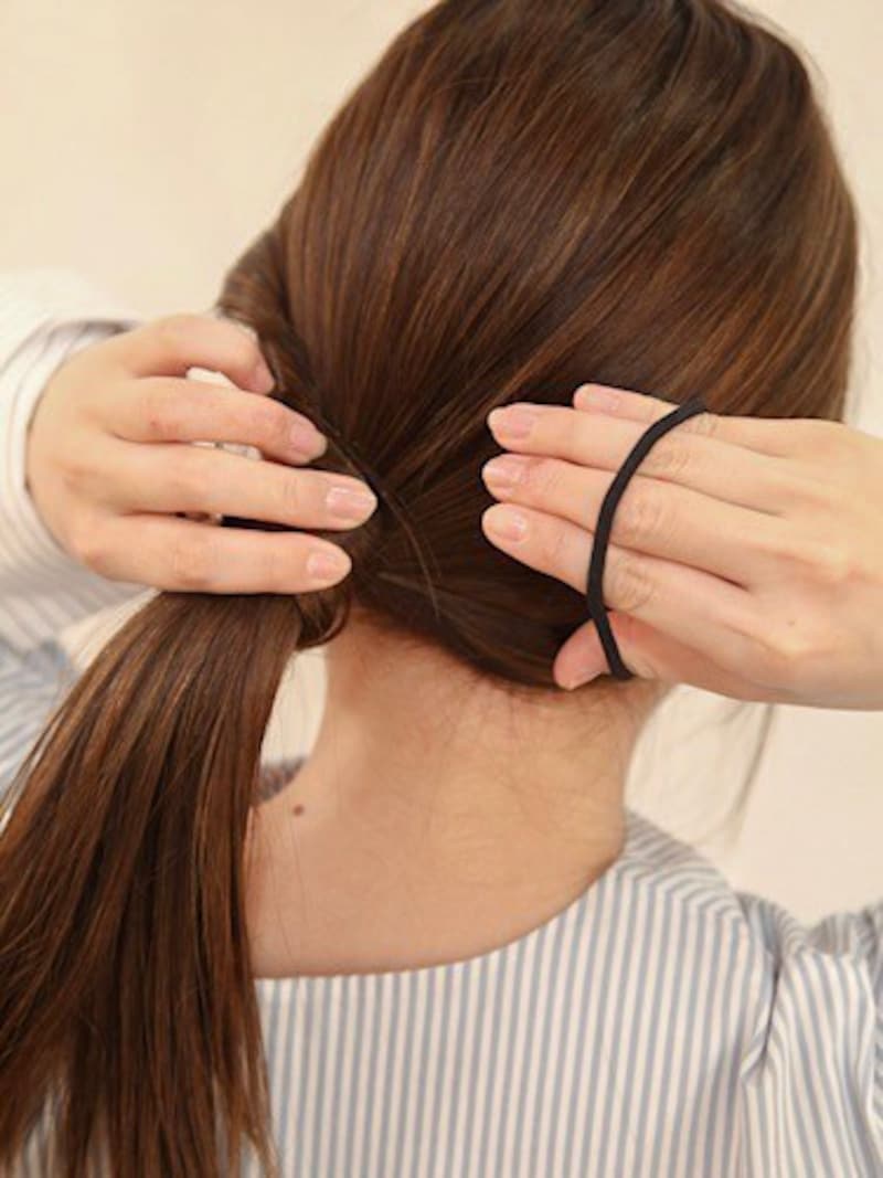 毛束を押さえるのが難しい場合はピンで毛先を止めておくとやりやすいです