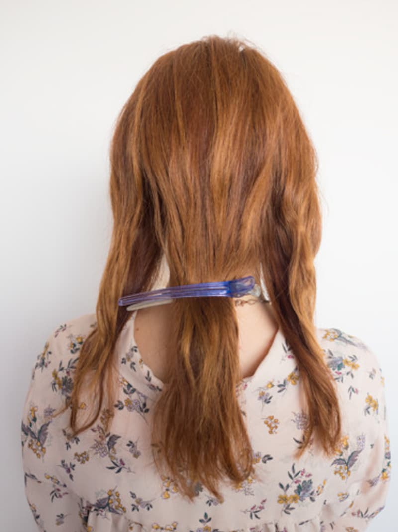 ポニーフックの編みおろしアレンジ前に髪を3つに分ける