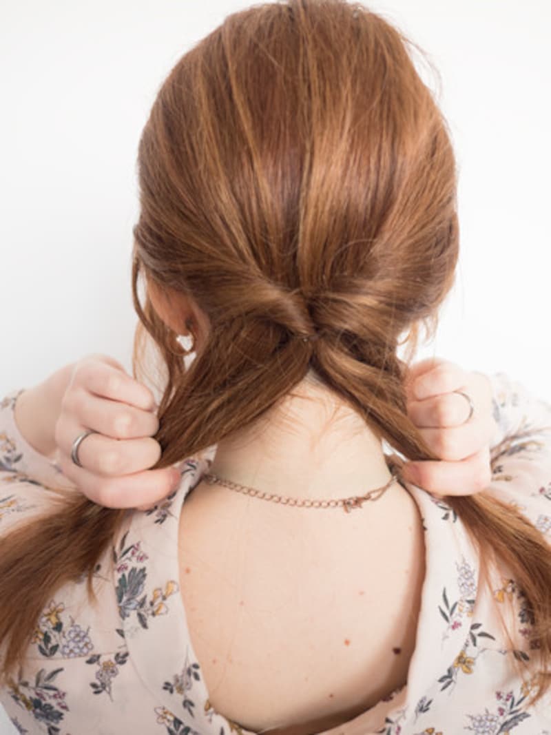 くるりんぱした毛束を含めて、2つに分ける