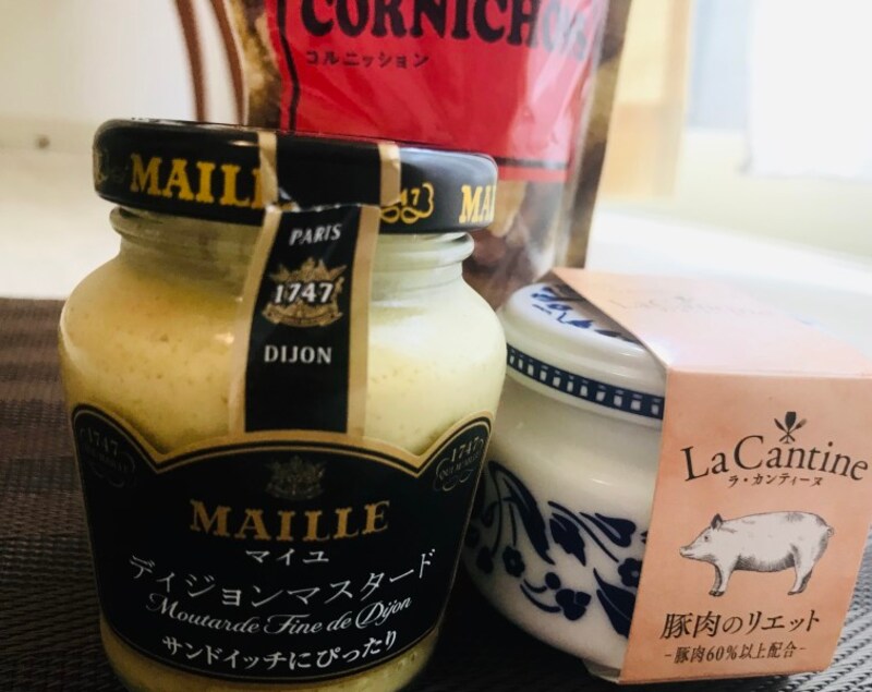 カルディセット。ディジョンマスタード、ピクルスとともに。