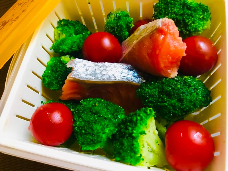ブロッコリーとトマトは、鮭と一緒に蒸して吸収率アップ