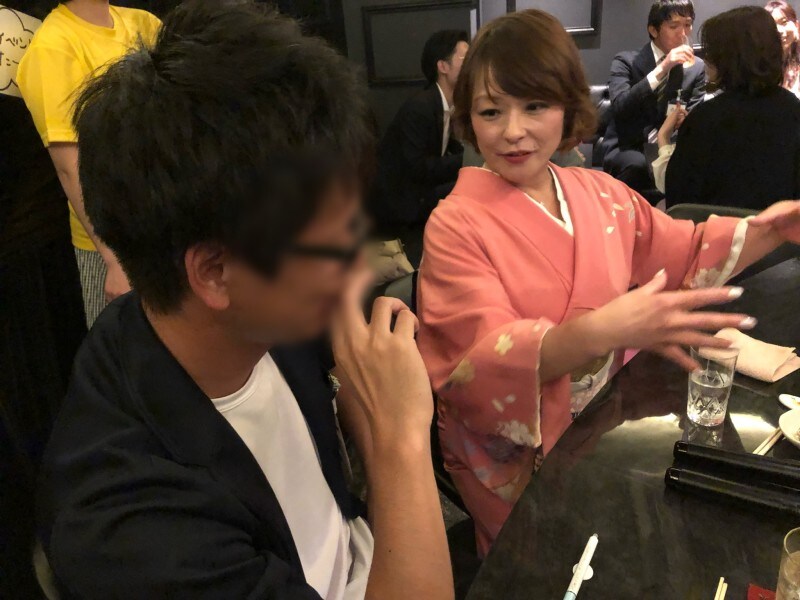 男女ペアで談笑したり、薫子ママからアドバイスをもらったりする時間へ