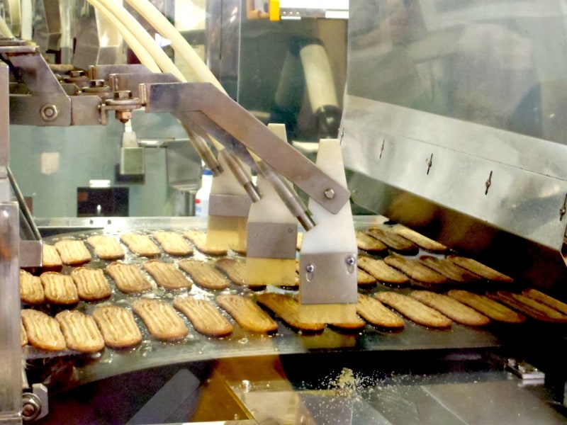 うなぎパイ秘密のタレを塗る作業