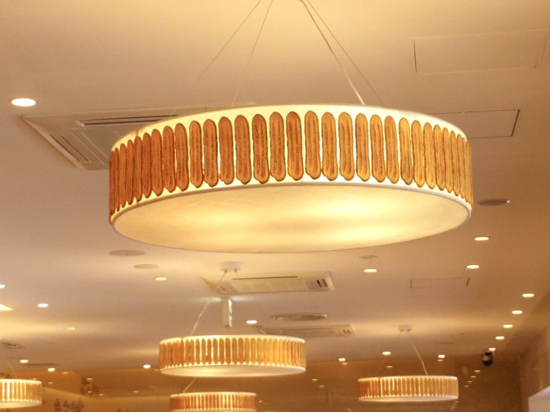 カフェの照明にもうなぎパイがディスプレイ