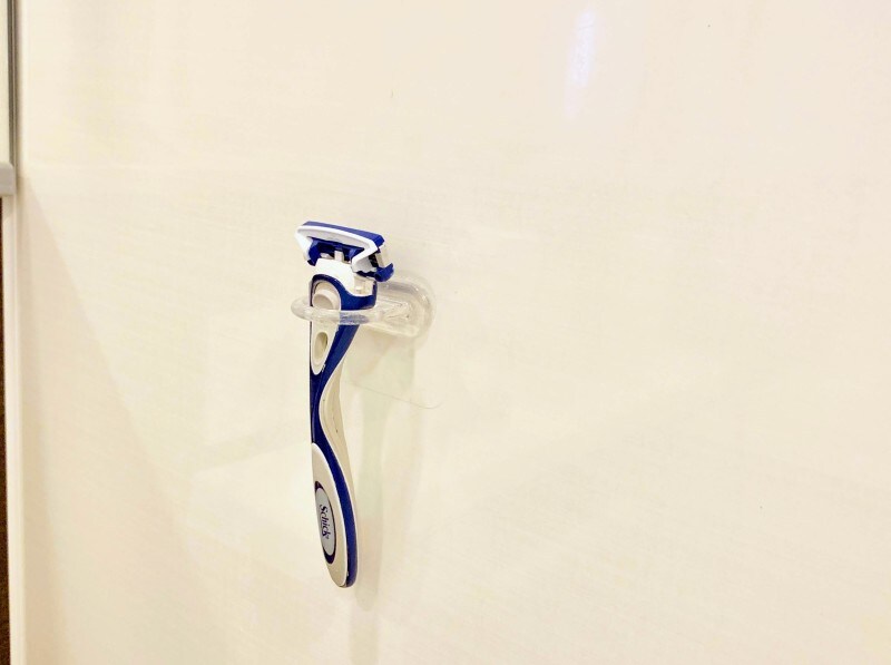 ヒゲソリも浮かせて収納できる