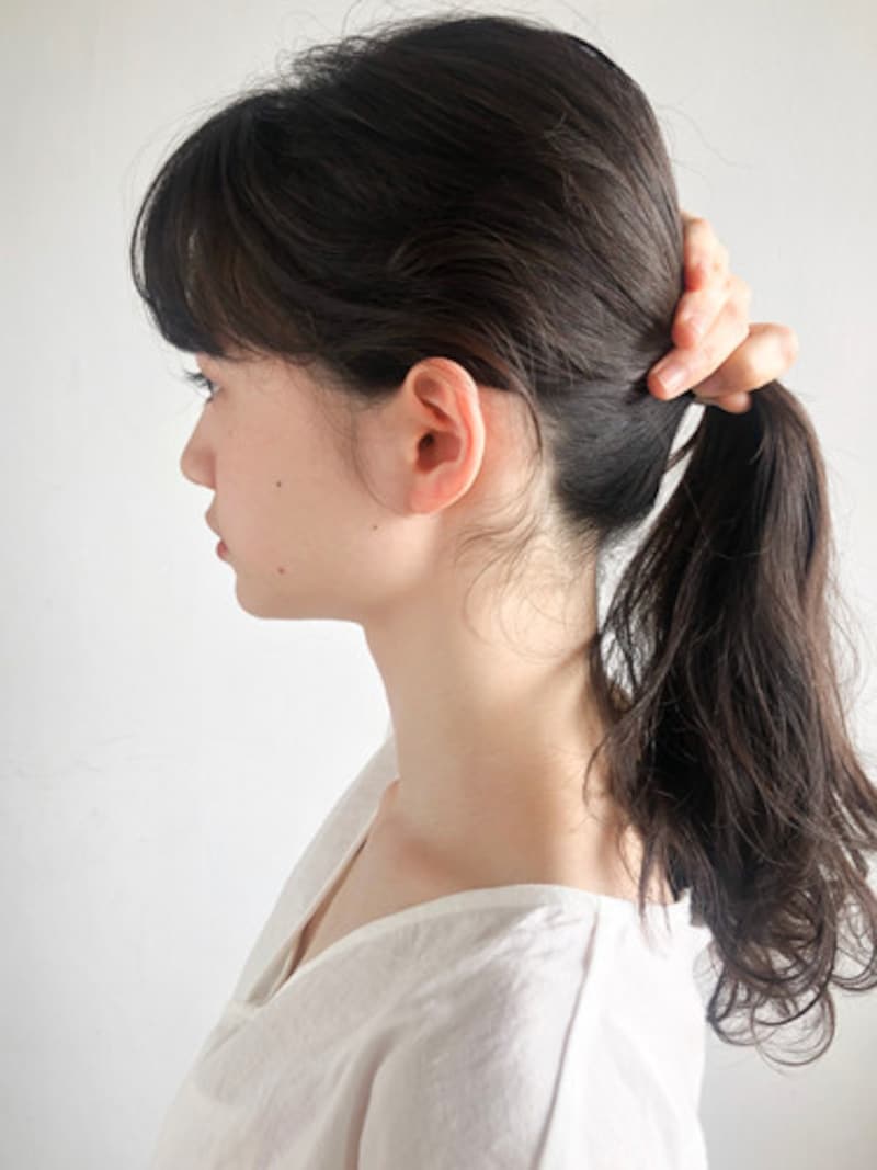 後頭部で髪の毛をひとつ結びにする