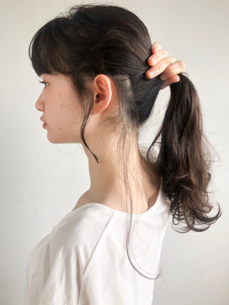 耳後ろの毛束を落として、後れ毛にする