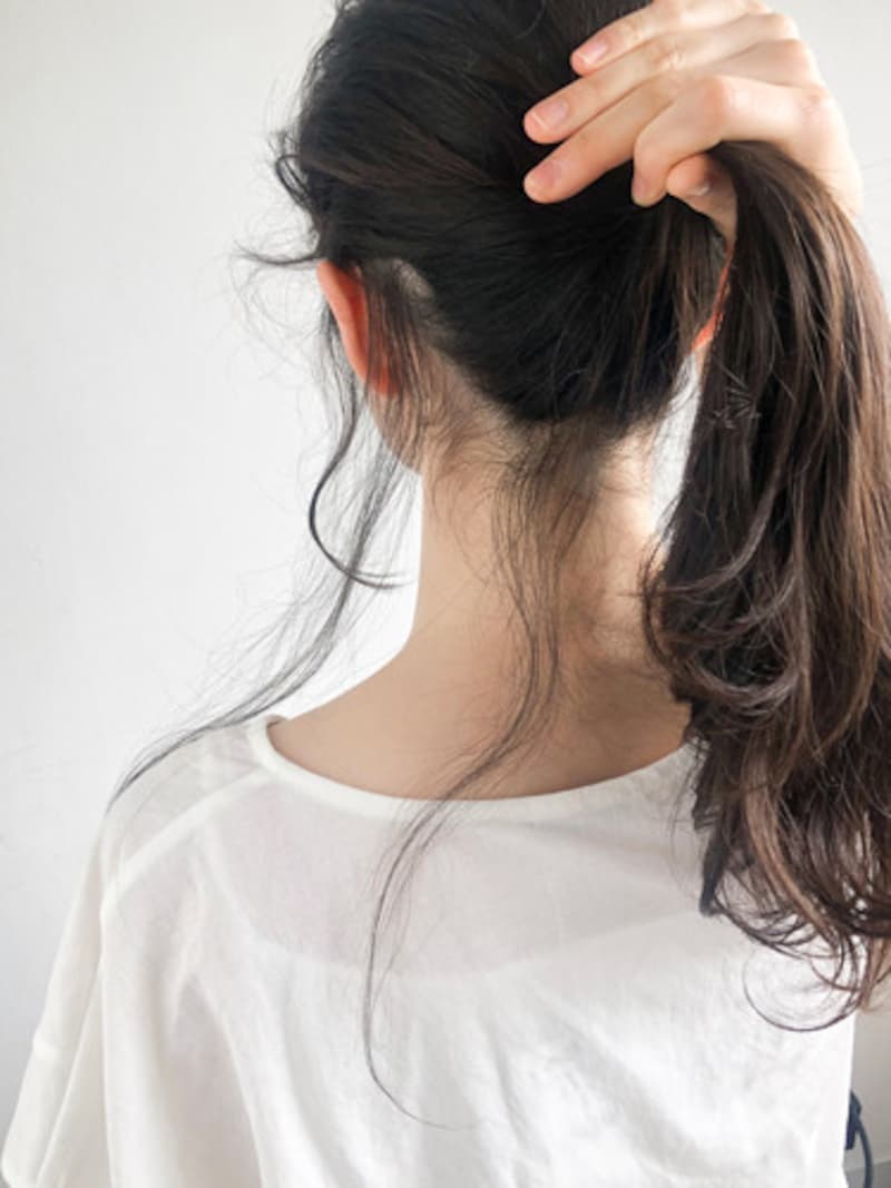 襟足の毛束を落として、後れ毛にする