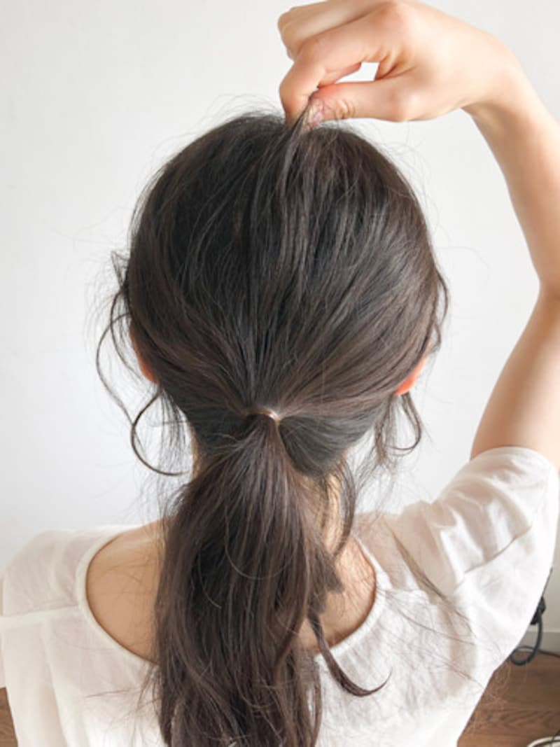 指先で後頭部の表面の毛をつまんで少しずつ引き出し、ボリュームを出す