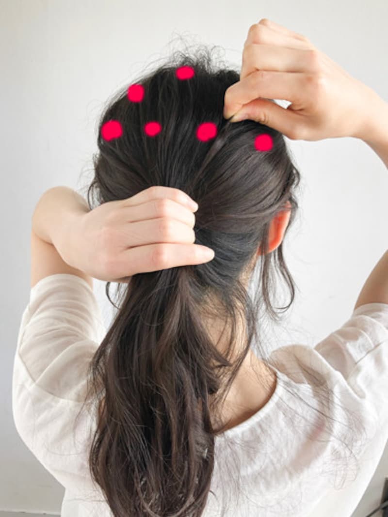 後頭部の赤い点の部分を目安にほぐす