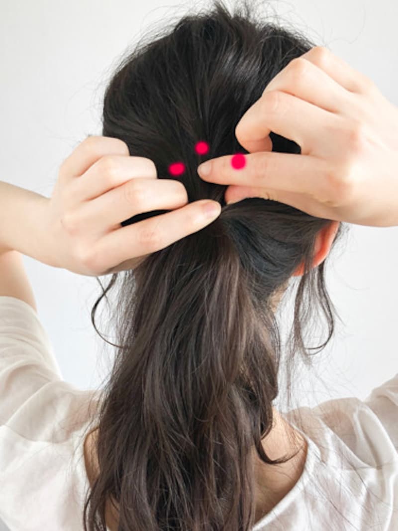 結び目も指先で引き出して崩す