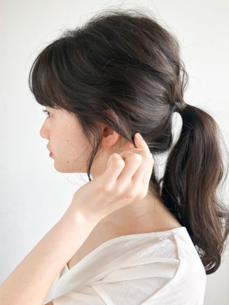 耳上の毛がかぶさるように引き出すことで、ひとつ結びがこなれて見える