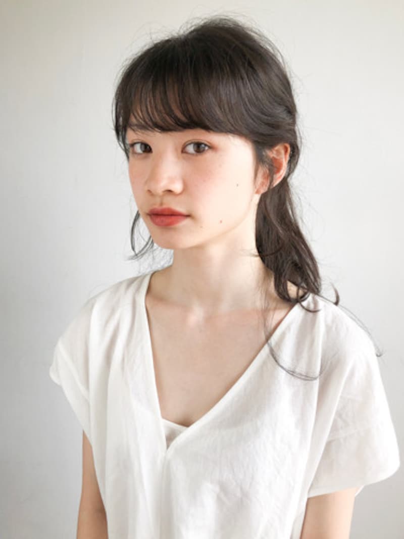 後れ毛は巻いて動きを出すことで、ひとつ結びを華やかな印象に