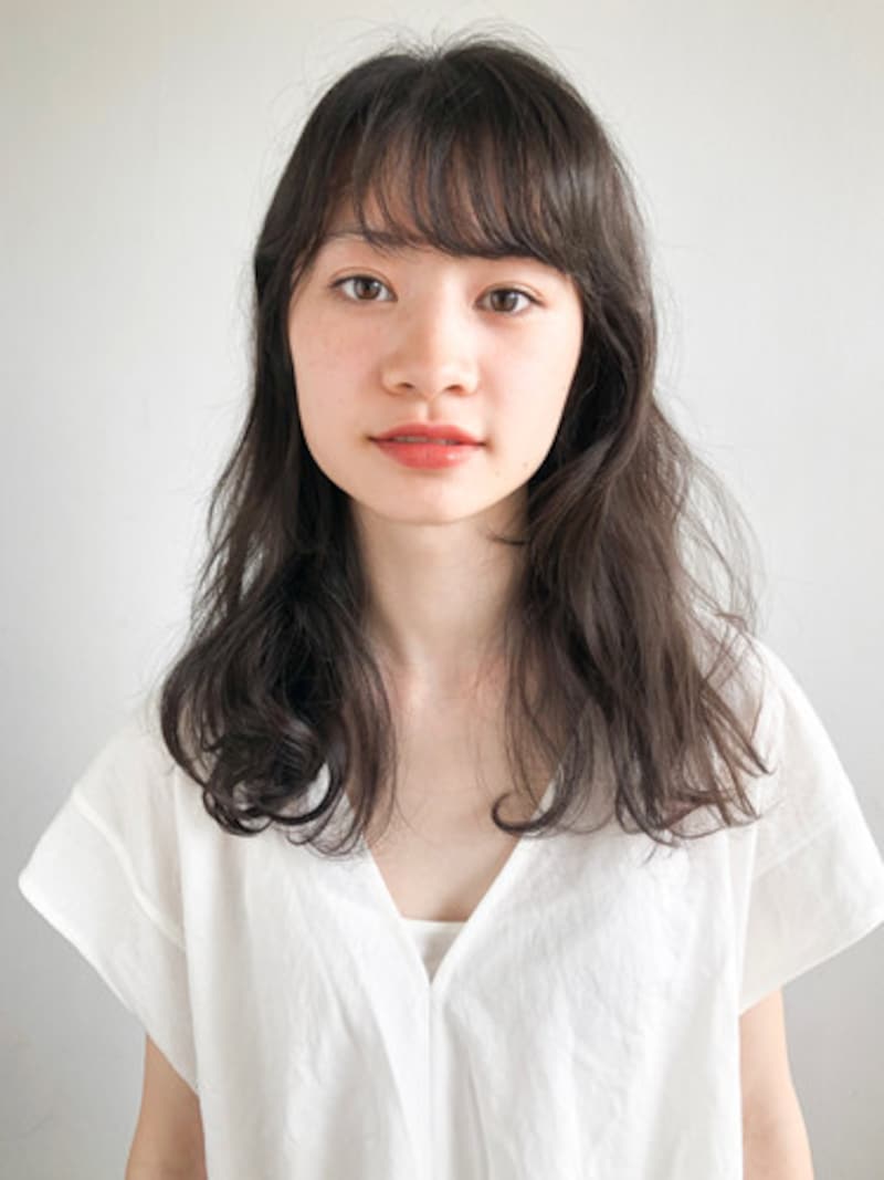 ひとつ結びをする前に巻いておくと、こなれ感が出せる