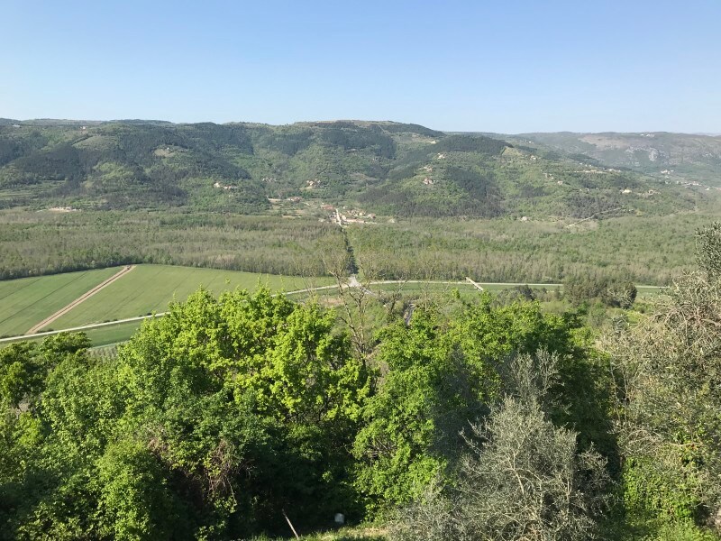 気分的にはこれくらい晴れ上がっている感じ。旅行中、こんな景色を見て、すぐにガイドブックに目線を飛ばしても、それでもすぐにピントが合うのがすごい!