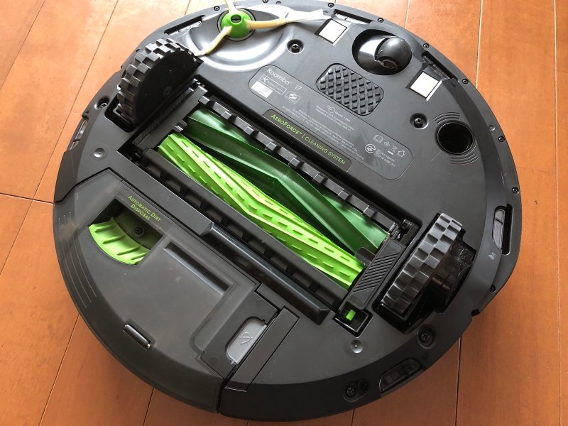 ゴム製のデュアルアクションブラシは、ゴミを吸い上げる力が強いだけでなく、お手入れの手間が少ないのも嬉しい！