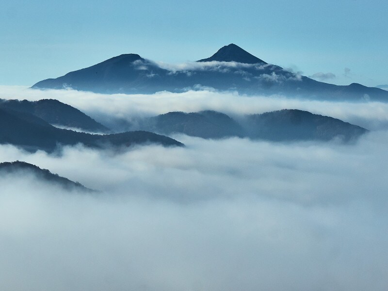 雲海に浮かぶ会津磐梯山