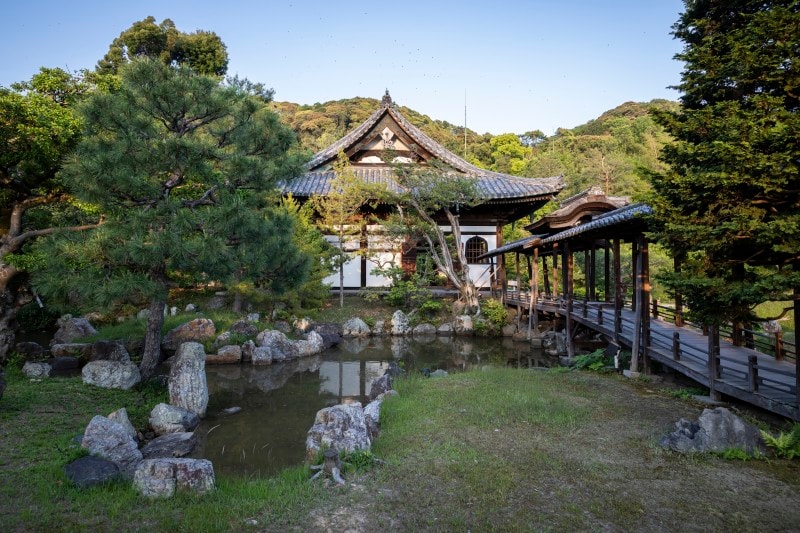 偃月池越しの開山堂
