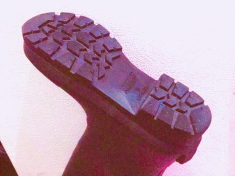 アウトソールも深めのエッジで滑りにくい