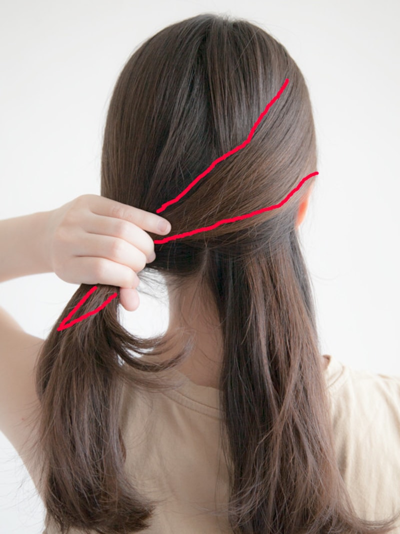海やプールの髪型：フィッシュボーンの作り方 1/5くらいの分量の毛束を分けとると良い