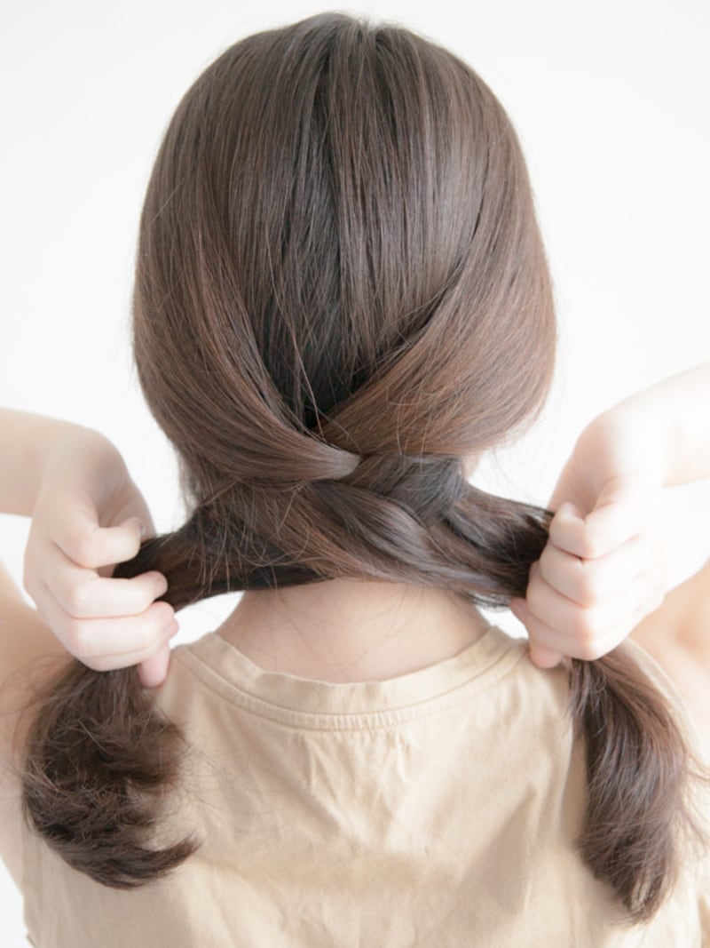 海やプールの髪型：フィッシュボーンの作り方 編み目が、たるまないように気をつけましょう