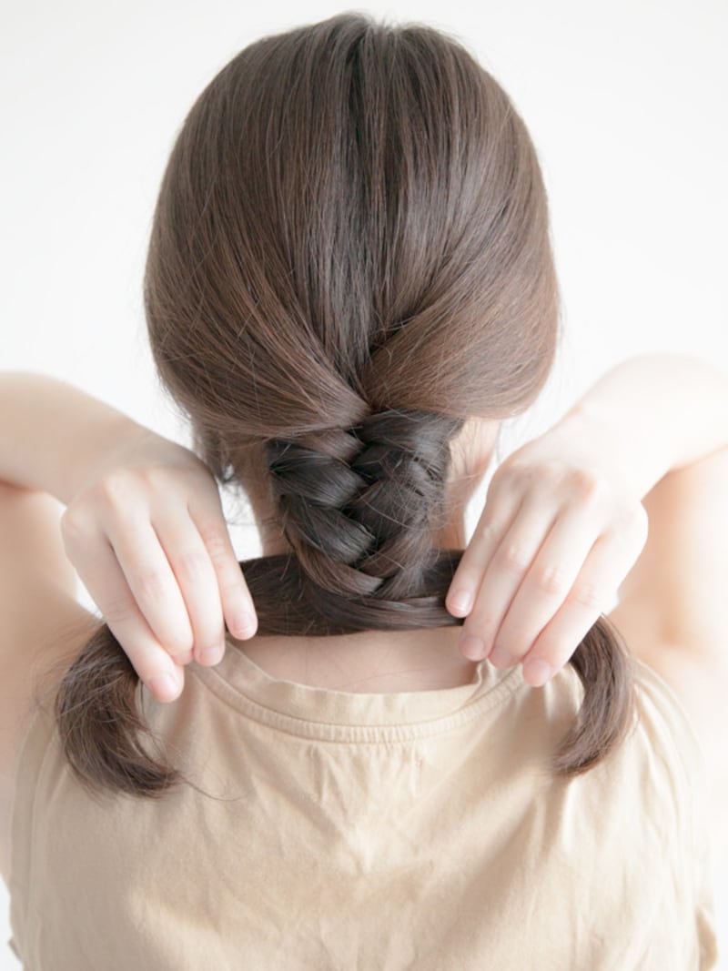 海やプールの髪型：フィッシュボーンの作り方 きつめに編んでいきましょう