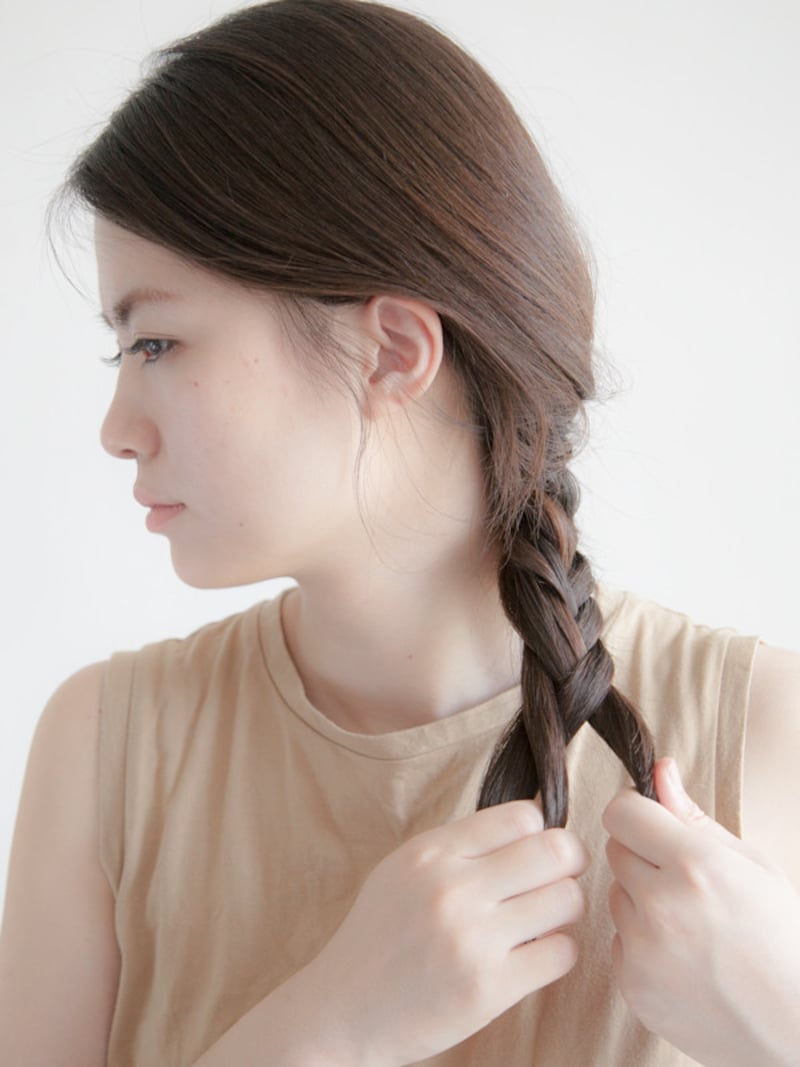 海やプールの髪型：フィッシュボーンの作り方 前に持ってきた方が編みやすくなる