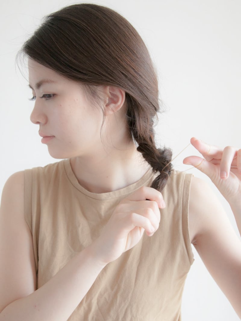 海やプールの髪型：フィッシュボーンの作り方 髪色に近いシリコンゴムを使用すると良い