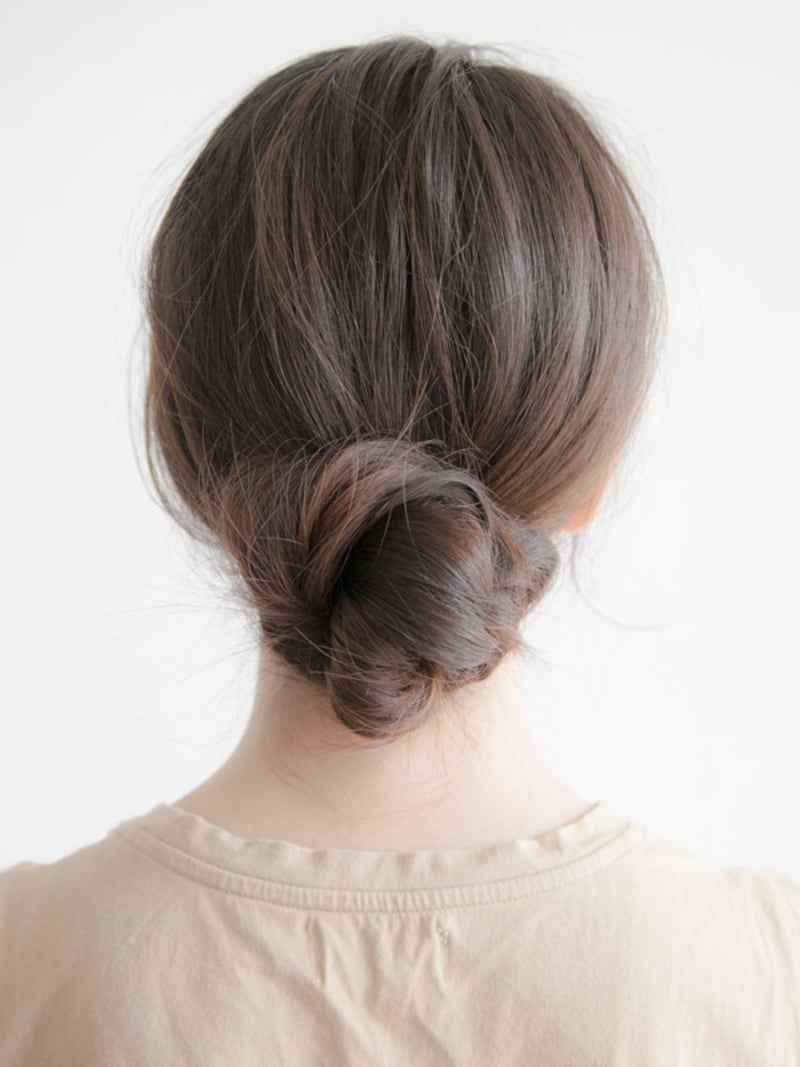 プールや海の髪型・ヘアアレンジ4：ねじり低めお団子