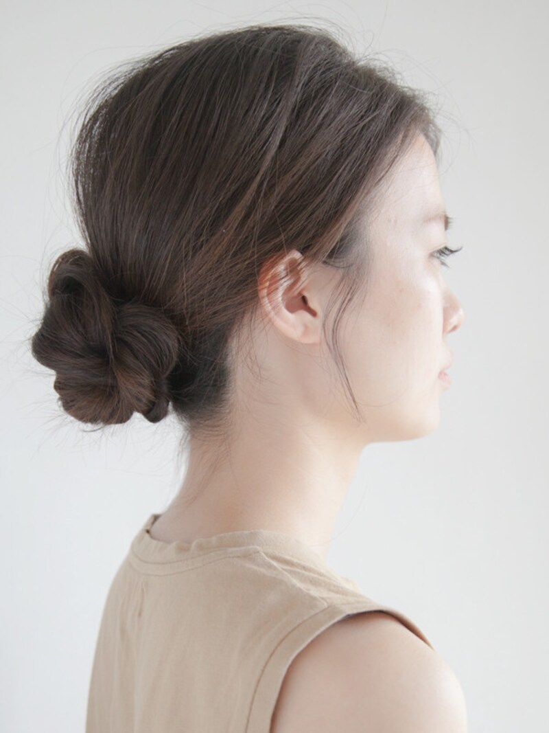 プールや海の髪型・ヘアアレンジ4：ねじり低めお団子