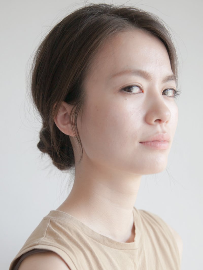 プールや海の髪型・ヘアアレンジ4：ねじり低めお団子