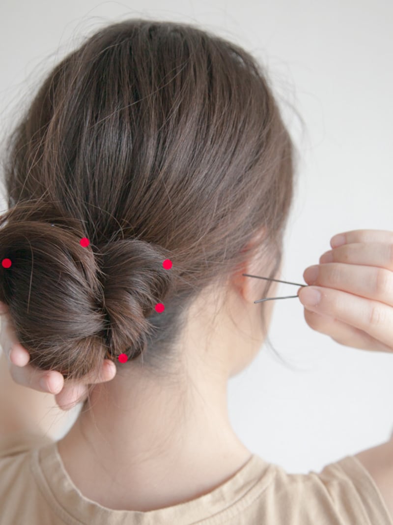 プールや海の髪型・ヘアアレンジ4：ねじり低めお団子