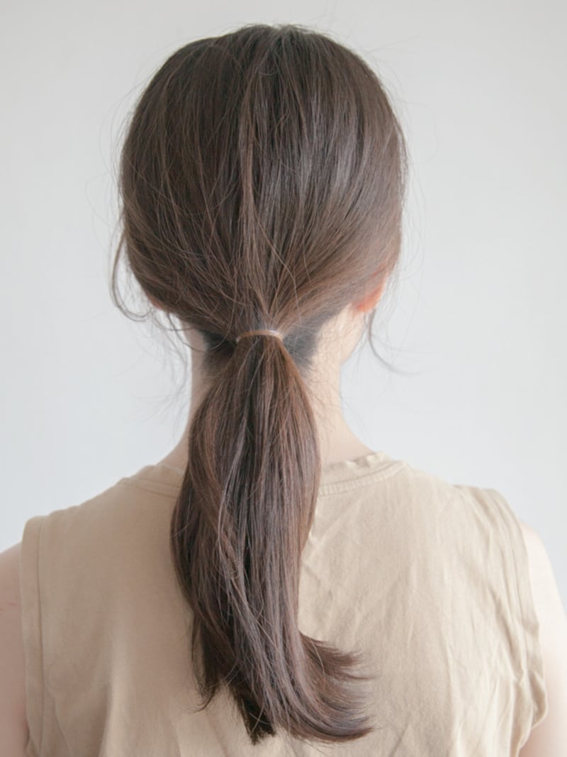 プールや海の髪型・ヘアアレンジ4：ねじり低めお団子