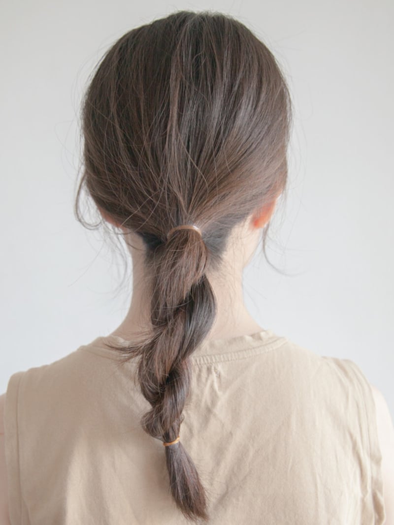 プールや海の髪型・ヘアアレンジ4：ねじり低めお団子