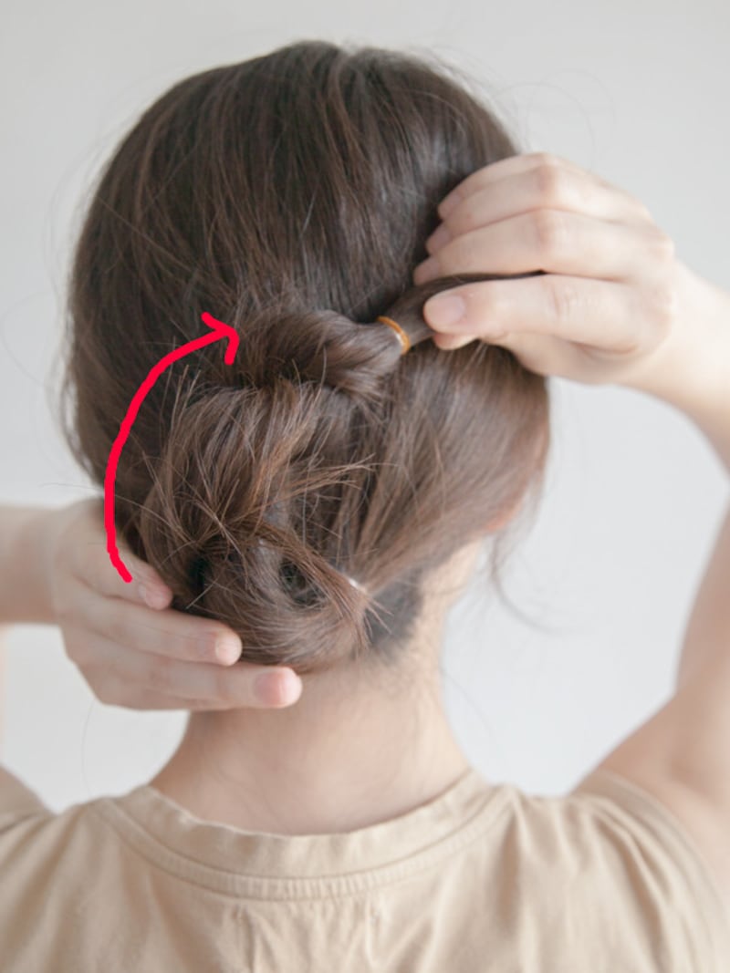 プールや海の髪型・ヘアアレンジ4：ねじり低めお団子