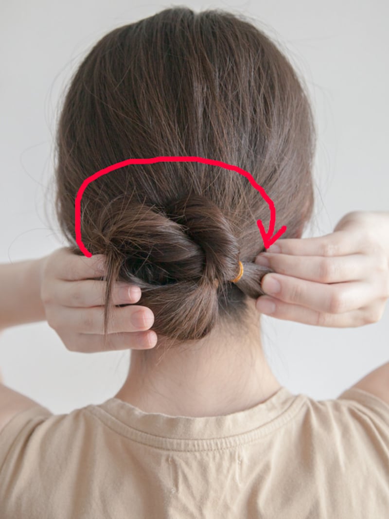 プールや海の髪型・ヘアアレンジ4：ねじり低めお団子