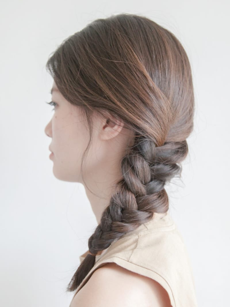 プールや海の髪型・ヘアアレンジ3：サイド寄せフィッシュボーン