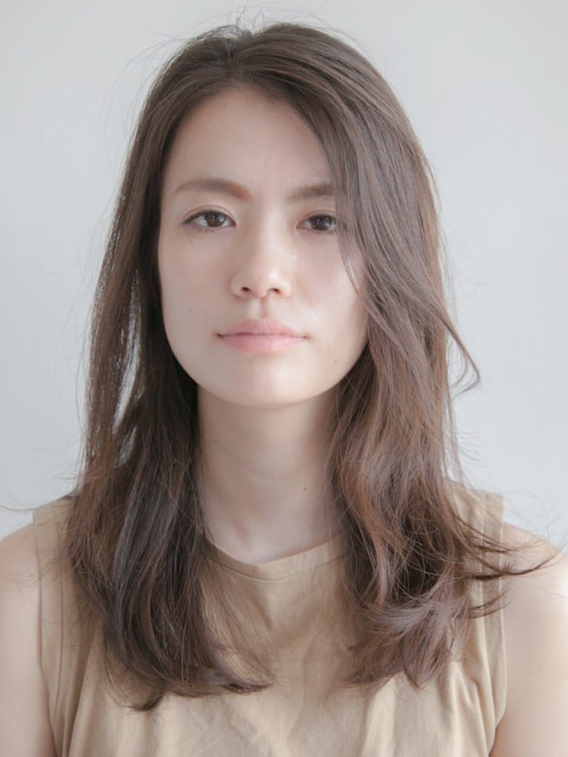 プール・海の髪型のビフォー。胸上のセミロングヘア