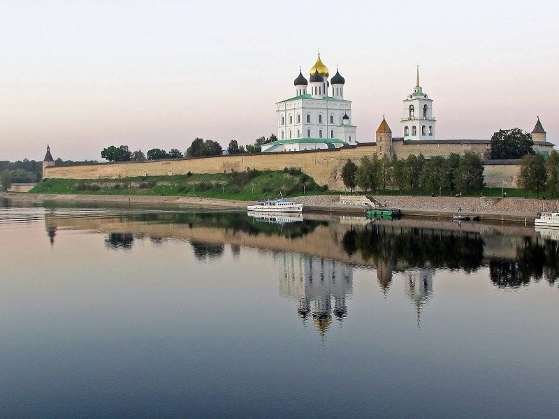 ロシアの新世界遺産「プスコフ建築派の教会群」、城塞クレムリンの城壁と至聖三者大聖堂