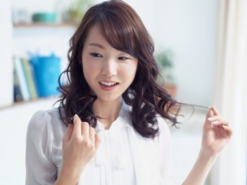白髪とパーマを同時にするのはマイナスの相乗効果!(画像出典:白髪を抜くのはNG!?やってはいけない3大白髪ケア)