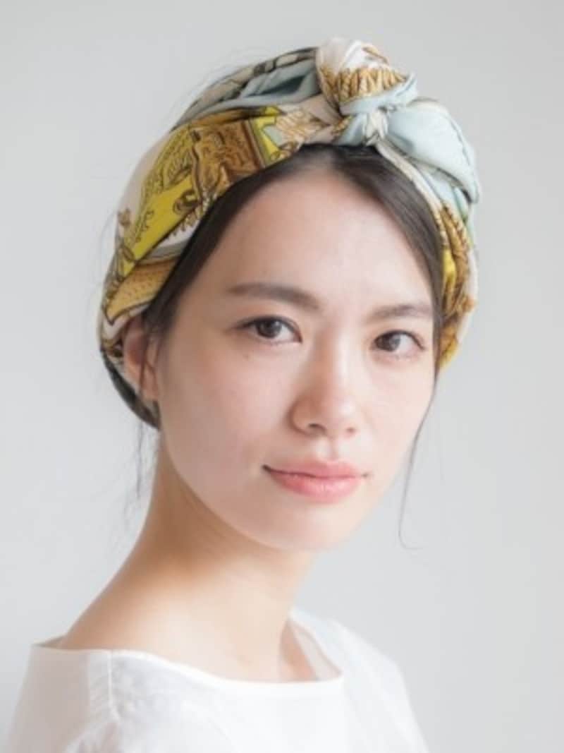 白髪を目立たなくする簡単まとめ髪ヘアアレンジ/hair&make WAKO(anti) (画像出典:白髪が目立たない髪型は?簡単まとめ髪アレンジの方法)