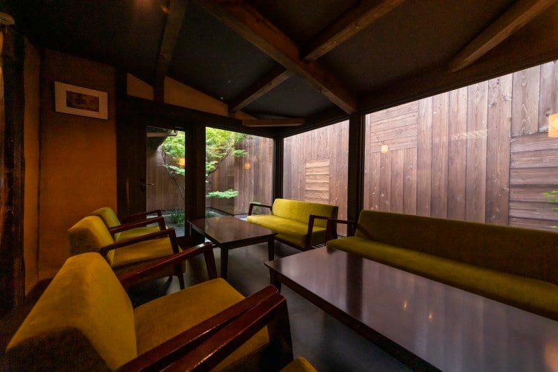 京都のお寺巡りの合間に行きたいかき氷やさんの坪庭が見えるソファ席